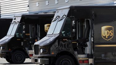 Camiones de la empresa de mensajería UPS estacionados en un centro de distribución en Boston, el 30 de junio de 2023. (AP Foto/Michael Dwyer)