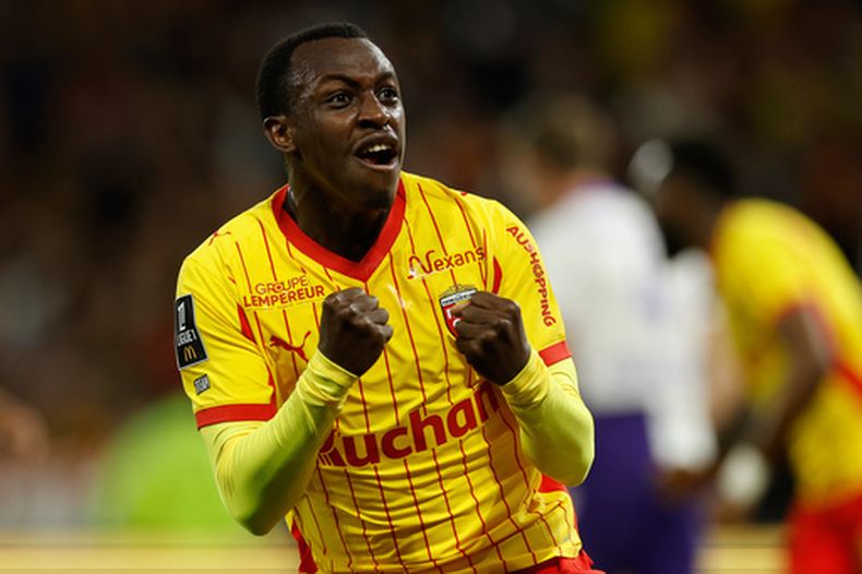 Saud Abdulhamid, de Lens, festeja luego de anotar en un partido ante Tolosa, el viernes 17 de abril de 2026 (AP Foto/Jean-Francois Badias)