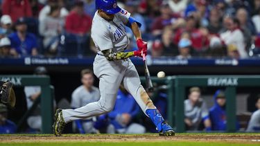 El dominicano Christopher Morel, de los Cachorros de Chicago, batea un jonrón de dos carreras ante los Filis de Filadelfia, el viernes 19 de mayo de 2023 (AP Foto/Matt Rourke)