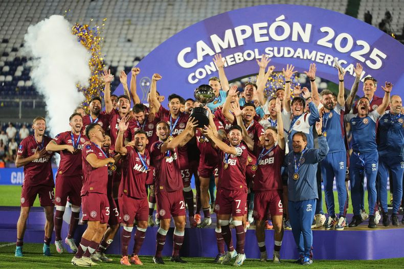 Los jugadores de Lanús de Argentina celebran tras conquistar la Copa Sudamericana en la final ante el Atlético Mineiro de Brasil, el sábado 22 de noviembre de 2025 (AP Foto/Gustavo Garello)