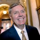 El senador republicano por Carolina del Sur, Lindsey Graham, habla con la prensa en el Capitolio, el 8 de mayo de 2012, en Washington. (AP Foto/Susan Walsh, Archivo)