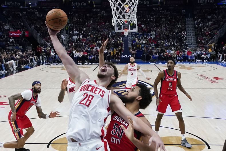 Alperen Sengun, pívot de los Rockets de Houston, salta para encestar frente a Jeremiah Robinson-Earl, de los Pelicans de Nueva Orleáns, el sábado 23 de diciembre de 2023 (AP Foto/Gerald Herbert)