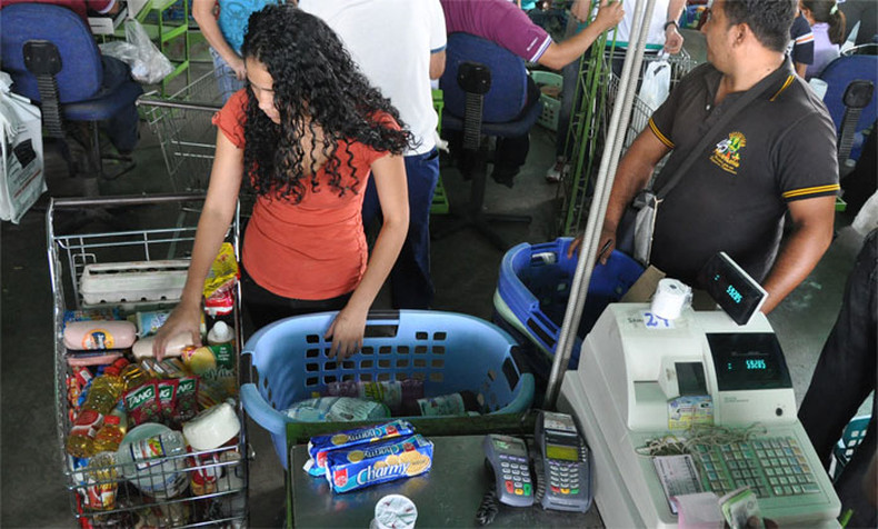 Venezolanos atribuyen al fracaso de la revolución bolivariana el alza desenfrenada del precio de los alimentos y la ausencia de productos de primera necesidad en los comercios del país. Vea usted mismo el testimonio de algunas personas encuestadas en cara