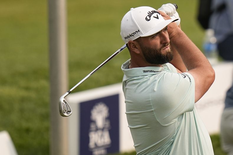 El español Jon Rahm practica para el Campeonato de la PGA el martes 16 de mayo de 2023, en Rochester, Nueva York (AP Foto/Eric Gay)