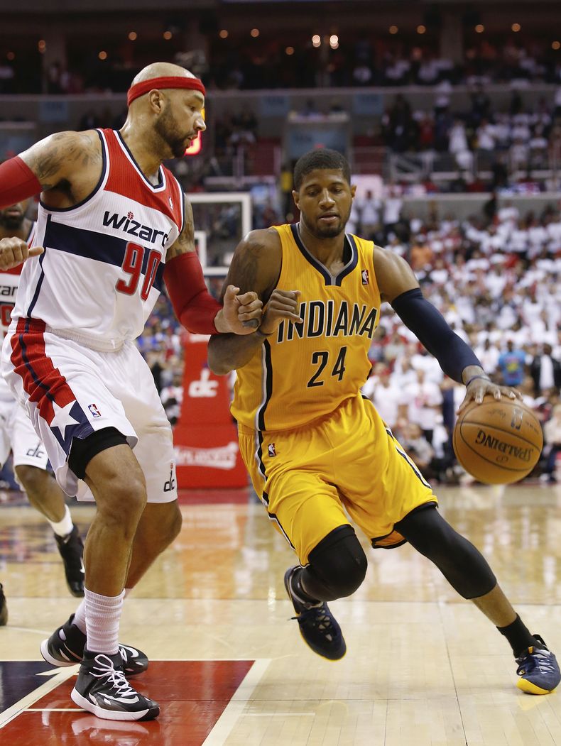 Paul George (24) de los Pacers de Indiana intenta sacarse la marca de Drew Gooden (90) de los Wizards de Washington en el partido de los playoffs de la NBA el jueves 15 de mayo de 2014. (AP Foto/Alex Brandon)