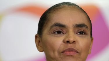 americateve | La ex senadora y ministra del medio ambiente de Brasil Marina Silva da una conferencia de prensa sobre su posible candidatura a las elecciones presidenciales en Brasilia, Brasil,  el viernes 4 de octubre de 2013. Silva, la principal candidata opositora de