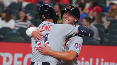 Riley Greene (31), de los Tigres de Detroit, recibe un abrazo de su compañero de equipo Kerry Carpenter después de que ambos anotaran gracias al cuadrangular de Green durante la primera entrada del juego de béisbol de Grandes Ligas contra los Rangers de Texas, el sábado 4 de julio de 2026, en Arlington, Texas. (AP Foto/LM Otero)
