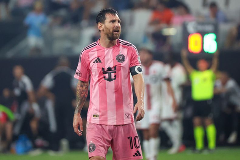 El argentino Lionel Messi, del Inter Miami, reacciona tras una jugada durante el encuentro del sábado 22 de agosto de 2026 ante Toronto (AP Foto/David Santiago)