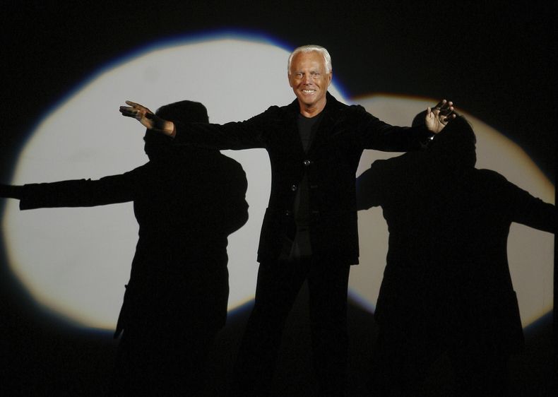 ARCHIVO - Giorgio Armani recibe su cuota de aplausos después de presentar su colección de moda masculina Emporio Otoño-Invierno 2007-2008, durante la Semana de la Moda Masculina de Milán, en Milán, Italia, el lunes 15 de enero de 2007. (Foto AP/Luca Bruno, archivo)