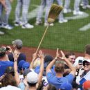 Los fanáticos de los Cachorros de Chicago celebran tras la victoria 8-3 ante los Piratas de Pittsburgh, el miércoles 21 de junio de 2023. (AP Foto/Gene J. Puskar)