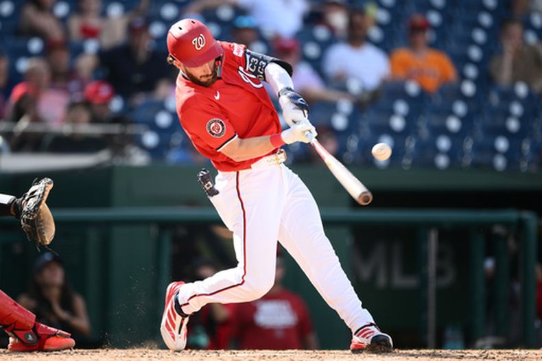 Dylan Crews de los Nacionales de Washington remolca una carrera ante los Angelinos de Los Ángeles, el domingo 13 de septiembre de 2026, en Washington. (AP Foto/Nick Wass)