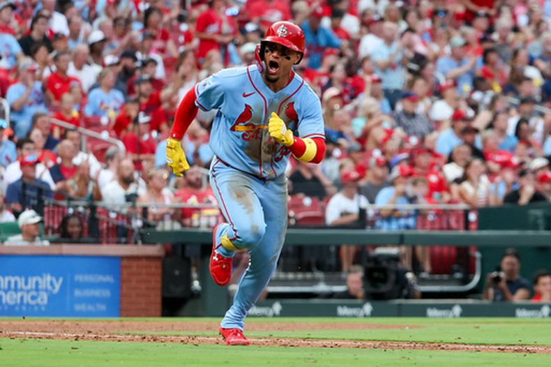 El puertorriqueño Bryan Torres, de los Cardenales de San Luis, corre tras conectar un sencillo productor ante los Rojos de Cincinnati, el sábado 25 de julio de 2026 (AP Foto/Scott Kane)