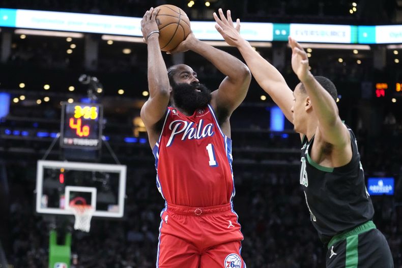 El base de los 76ers de Filadelfia James Harden lanza el balón sobre Malcolm Brogdon de los Celtics de Boston en el juego 1 de las semifinales de la Conferencia Este el lunes 1 de mayo del 2023. (AP Foto/Charles Krupa)