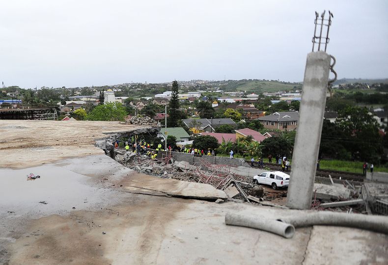 Escena de un centro comercial en Tongaat, Sud&aacute;frica, que se derrumb&oacute; el martes 19 de noviembre de 2013. El derrumbe del centro en construcci&oacute;n dej&oacute; un muerto y 26 heridos, adem&aacute;s de trabajadores atrapados bajo los escomb