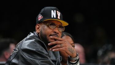 ARCHIVO - Foto del 2 de marzo del 2026, el exjugador Carmelo Anthony asiste al encuentro del Mist BC ante Breeze del torne femenino de 3 x 3. (AP Foto/Frank Franklin II, Archivo)