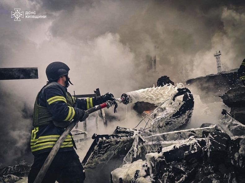 En esta imagen proporcionada por el Servicio Ucraniano de Emergencias el 13 de noviembre de 2024, rescatistas extinguen un incendio en un edificio destruido por un ataque ruso en Brovary, Ucrania. (Servicio Ucraniano de Emergencias via AP)