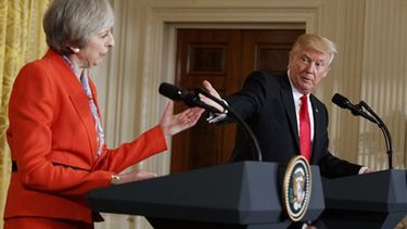 presidente trump recibe a la primera ministra britanica
