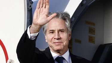 El secretario de Estado de EEUU, Antony Blinken, parte del aeropuerto G.B. Pastelle de Ciampino, cerca de Roma, Italia, el 10 de enero de 2025. (Yara Nardi/Pool Photo vía AP)