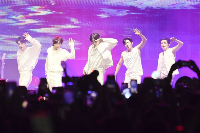 La banda sudcoreana Tomorrow X Together durante su presentación en el festival AXE Ceremonia en el Parque Bicentenario en la Ciudad de México el sábado 5 de abril de 2025. (Foto AP/Ginnette Riquelme)