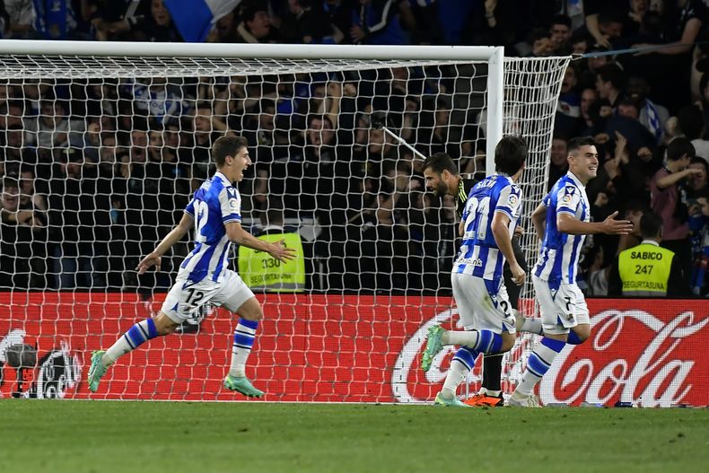 Ander Barrenetxea (derecha), de la Real Sociedad, festeja tras anotar ante el Real Madrid el martes 2 de mayo de 2023 (AP Foto/Alvaro Barrientos)