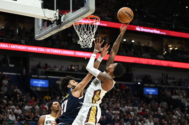Dejounte Murray (5), de los Pacers de Indiana, se alza para encestar sobre Jamal Murray (27), de los Nuggets de Denver, en la segunda mitad del juego de baloncesto de la NBA, el miércoles 28 de octubre de 2026, en Nueva Orleans. (AP Foto/Ella Hall)