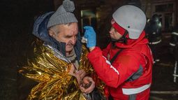 Un paramédico presta primeros auxilios a un vecino herido en un ataque aéreo ruso en Járkiv, Ucrania, la noche del domingo 23 de noviembre de 2025. (AP Foto/Andrii Marienko)