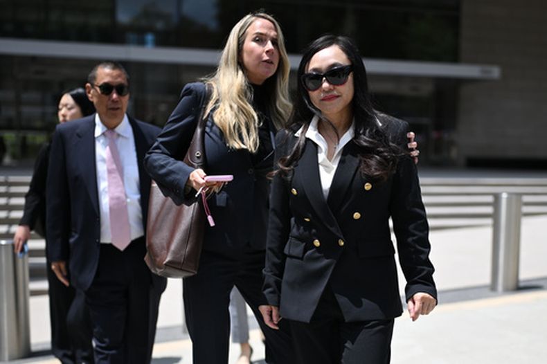 Eileen Wang, exalcaldesa de Arcadia, California, derecha, sale de un tribunal federal tras declararse culpable de actuar como agente ilegal del gobierno chino, el viernes 29 de mayo de 2026, en Los Ángeles. (AP Foto/William Liang)