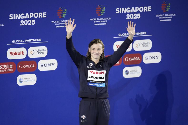 La medallista de oro estadounidense Katie Ledecky celebra en el podio después de la final de 800 metros estilo libre femenino en el Campeonato Mundial de Natación en Singapur, el sábado 2 de agosto de 2025. (AP Photo/Lee Jin-man)