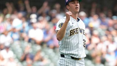 Jacob Misiorowski, de los Cerveceros de Milwaukee, reacciona tras ponchar a Hunter Goodman, de los Rockies de Colorado, durante la tercera entrada de un partido de béisbol el domingo 26 de julio de 2026, en Milwaukee. (Foto AP/Aaron Gash)