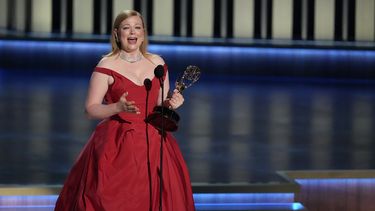 Sarah Snook recibe el premio a mejor actriz dramática por Succession en la 75a edición de los Premios Emmy el lunes 15 de enero de 2024 en el Teatro Peacock de Los Ángeles. (Foto AP/Chris Pizzello)