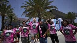 Un grupo de aficionados espera frente al estadio DRV Pink, casa del Inter Miami, para ver a Lionel Messi, el martes 11 de julio de 2023, en Fort Lauderdale, Florida. (AP Foto/Rebecca Blackwell)