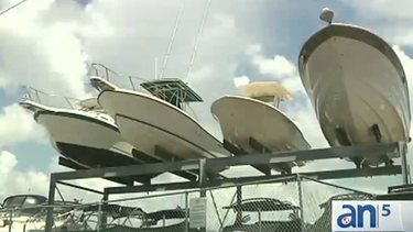 americateve | Dos jóvenes intentaron robar esta madrugada equipos y dispositivos electrónicos de una conocida marina de Key Biscayne.