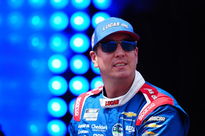 ARCHIVO - Kyle Busch sonríe al ser presentado durante la carrera de estrellas de la NASCAR, el domingo 17 de mayo de 2026 en Dover, Delaware (AP Foto/Derik Hamilton, archivo)