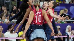 Las jugadoras de Estados Unidos festejan durante la semifinal olímpica de voleibol ante Brasil, el jueves 8 de agosto de 2024, en París (AP Foto/Dolores Ochoa)
