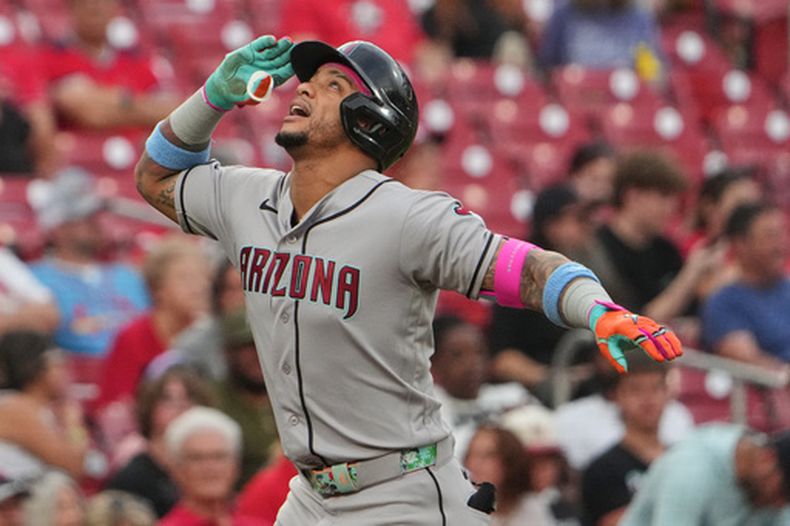 Ketel Marte, de los Diamondbacks de Arizona, recorre las bases después de batear un cuadrangular solitario durante la cuarta entrada del juego de béisbol de Grandes Ligas contra los Cardenales de San Luis, el miércoles 24 de junio de 2026, en San Luis. (AP Foto/Jeff Roberson)