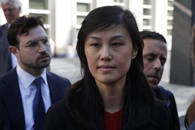Linda Sun, exasesora de la gobernadora de Nueva York Kathy Hochul, abandona la corte federal de Brooklyn tras su comparecencia, el martes 3 de septiembre de 2024, en Nueva York. (Foto AP/Corey Sipkin)