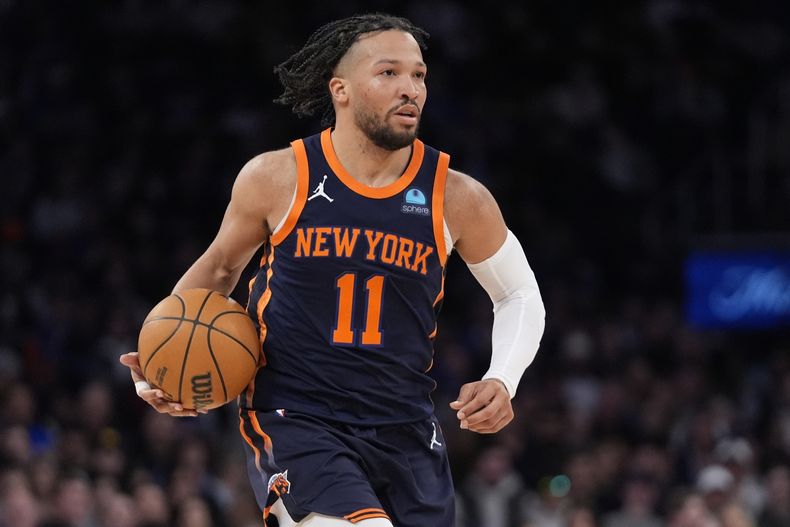 Jalen Brunson de los Knicks de Nueva York conduce el balón hacia campo contrario durante la segunda mitad del juego de baloncesto de la NBA ante el Orlando Magic, el viernes 8 de marzo de 2024, en Nueva York. (AP Foto/Frank Franklin II)