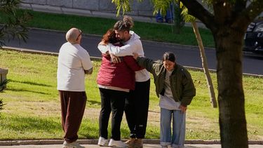 Personas en busca de familiares que viajaban en dos trenes que chocaron se reúnen en una residencia religiosa convertida en instalación médica temporal en Toledo, España, el 29 de octubre de 2026. (AP Foto/Andrea Comas)