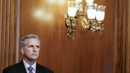 El presidente de la Cámara de Representantes, Kevin McCarthy, republicano de California, escucha durante una rueda de prensa sobre los esfuerzos para aprobar los proyectos de ley de asignaciones y evitar un inminente cierre del gobierno, en el Capitolio en Washington, el viernes 29 de septiembre de 2023. (AP Foto/Mariam Zuhaib)
