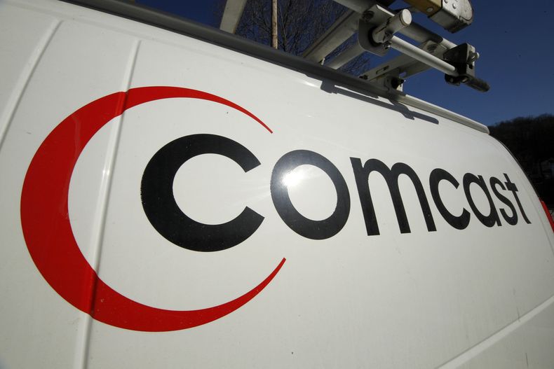 Imagen que muestra el logotipo de la compa&ntilde;&iacute;a Comcast en un veh&iacute;culo de la empresa. Comcast lleg&oacute; a un acuerdo para comprar la divisi&oacute;n de cable de Time Warner por 45.200 millones de d&oacute;lares en acciones, a un prec