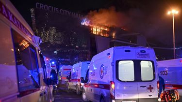 Ambulancias estacionadas cerca del Crocus City Hall, el 22 de marzo de 2024, en el extremo occidental de Moscú, Rusia. (AP Foto/Dmitry Serebryakov)