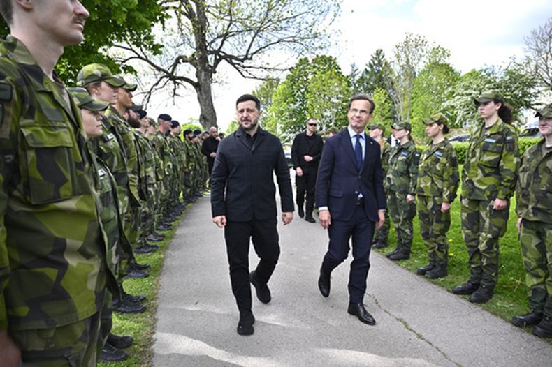El primer ministro sueco Ulf Kristersson recibe al presidente de Ucrania, Volodymyr Zelenskyy (a la izquierda), en la flotilla aérea de F-16 el jueves 28 de mayo de 2026, en Uppsala, Suecia. (Christine Olsson/TT News Agency vía AP)