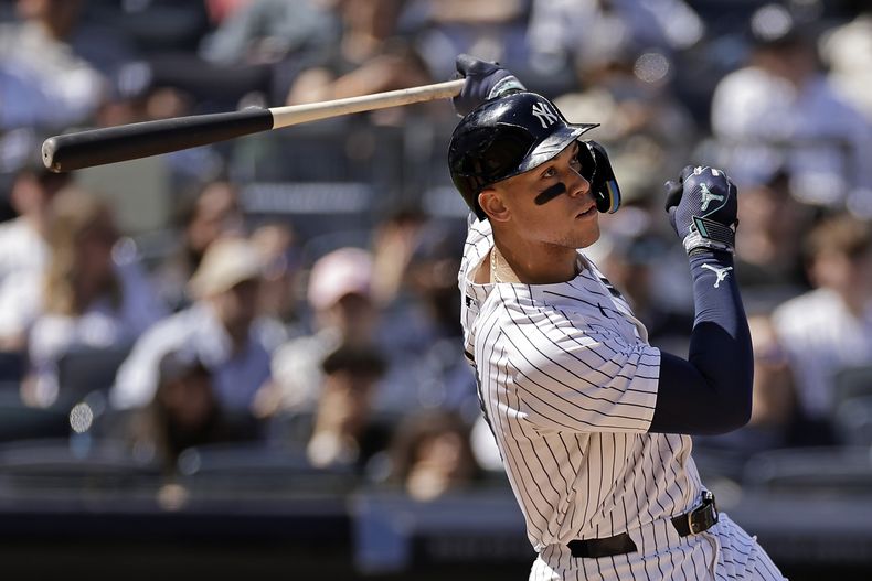Aaron Judge de los Yankees de Nueva York al batear un jonrón ante los Medias Blancas de Chicago, el domingo 19 de mayo de 2024. (AP Foto/Adam Hunger)