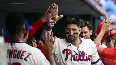 Nick Castellanos de los Filis de Filadelfia tras conectar un jonrón de dos carreras ante los Dodgers de Los Ángeles, el domingo 11 de junio de 2023. (AP Foto/Derik Hamilton)