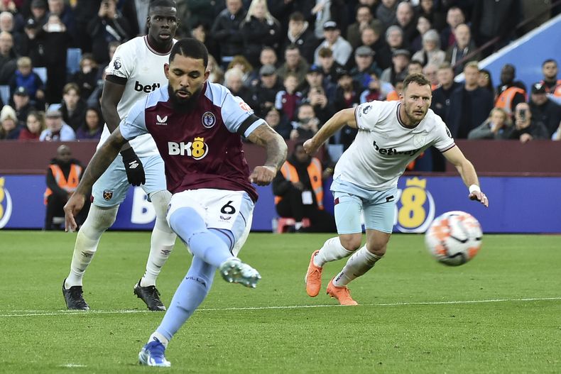Douglas Luiz del Aston Villa anota el segundo gol de su equipo con un penal en la victoria ante el West Ham en la Liga Premier el domingo 22 de octubre del 2023. (AP Foto/Rui Vieira)