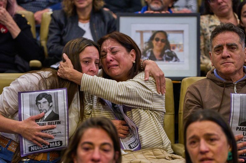 Familiares de Pascual Delfín Luduena, desaparecido durante la última dictadura militar, se abrazan luego de que un juez confirmara la identificación de sus restos hallados en la base militar La Calera, en Córdoba, Argentina, el viernes 23 de octubre de 2026. (Foto AP/Rodrigo Abd)