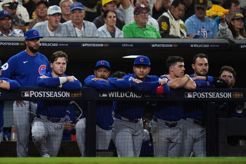 Los Cachorros de Chicago observan desde la cueva el segundo juego de la serie de comodines ante los Padres de San Diego, el miércoles 30 de septiembre de 2026 (AP Foto/Gregory Bull)