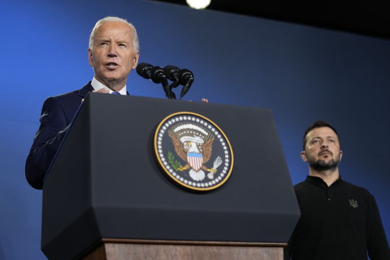 ARCHIVO - El presidente de Estados Unidos, Joe Biden, a la izquierda, habla junto al presidente de Ucrania, Volodymyr Zelenskyy, en un acto en el evento Ukraine Compact en un aparte de la Cumbre de la OTAN en Washington, el jueves 11 de julio de 2024. (AP Foto/Susan Walsh, Archivo)