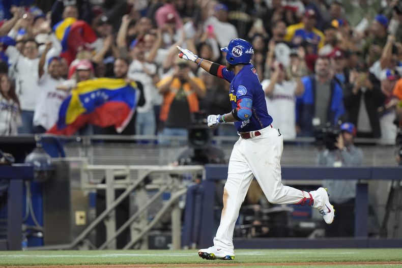 Alcides Escobar, de Venezuela, festeja al recorrer las bases tras conectar un jonrón en el duelo de la Serie del Caribe ante Panamá, el martes 6 de febrero de 2024, en Miami (AP Foto/Wilfredo Lee)