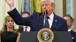 El presidente estadounidense Donald Trump se pronuncia sobre el Mundial de fútbol durante una actividad en Oficina Oval de la Casa Blanca, el lunes 6 de julio de 2026, en Washington. (AP Foto/Mark Schiefelbein)